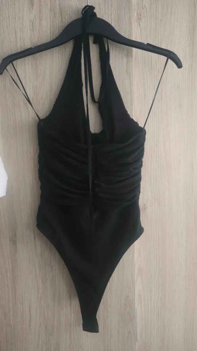 Body negro con escote halter y fruncido