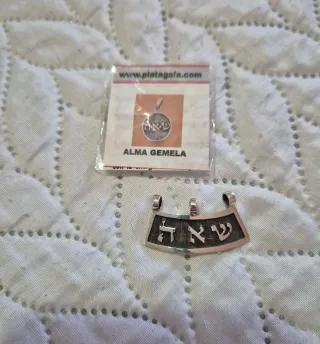 Colgante de plata con inscripciones hebreas.