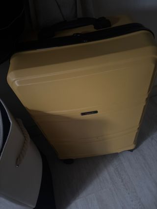 Maleta amarilla de viaje