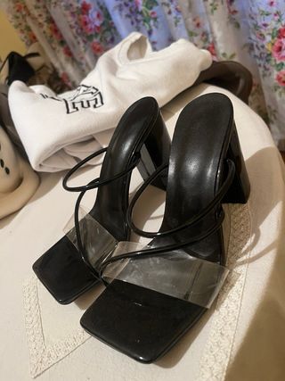 Tacones negros con tiras transparentes