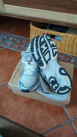 Asics Gel Kayano 14 beige y marrón (260mm)