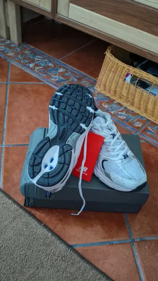 New Balance 530 Azul Marino y Blancas