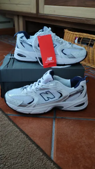 New Balance 530 Azul Marino y Blancas