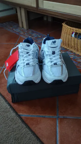 New Balance 530 Azul Marino y Blancas