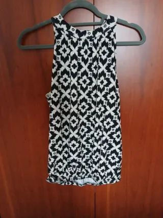 Top sin mangas estampado blanco y negro