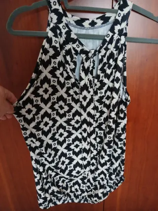 Top sin mangas estampado blanco y negro