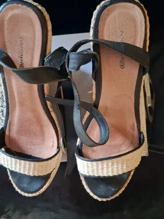 Sandalias cuña mujer beige y negro