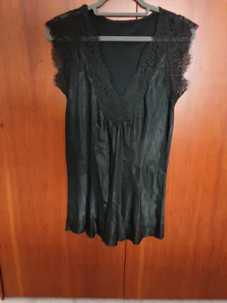 Top negro satén con encaje