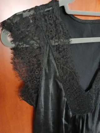 Top negro satén con encaje