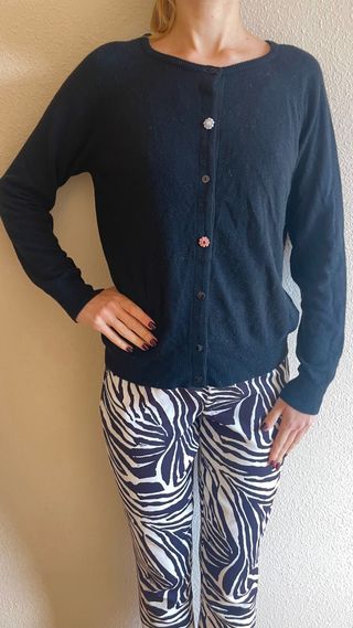 Cardigan negro fino con botones joya