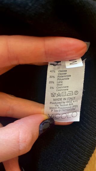 Cardigan negro fino con botones joya