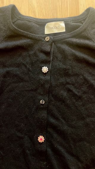 Cardigan negro fino con botones joya