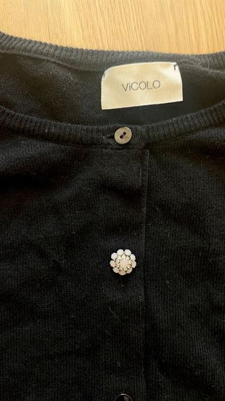 Cardigan negro fino con botones joya