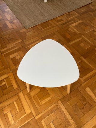 Mesas auxiliares blancas