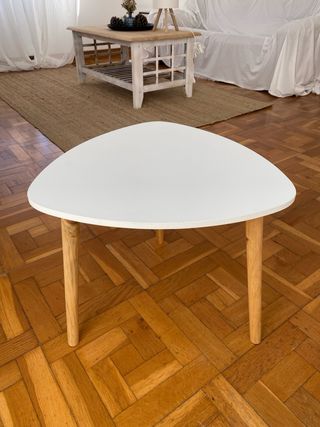 Mesas auxiliares blancas