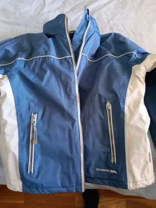 Chaqueta de esquí Trespass azul y blanca
