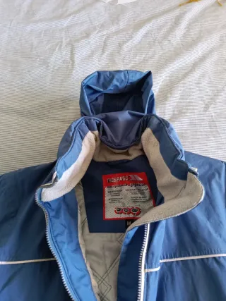 Chaqueta de esquí Trespass azul y blanca