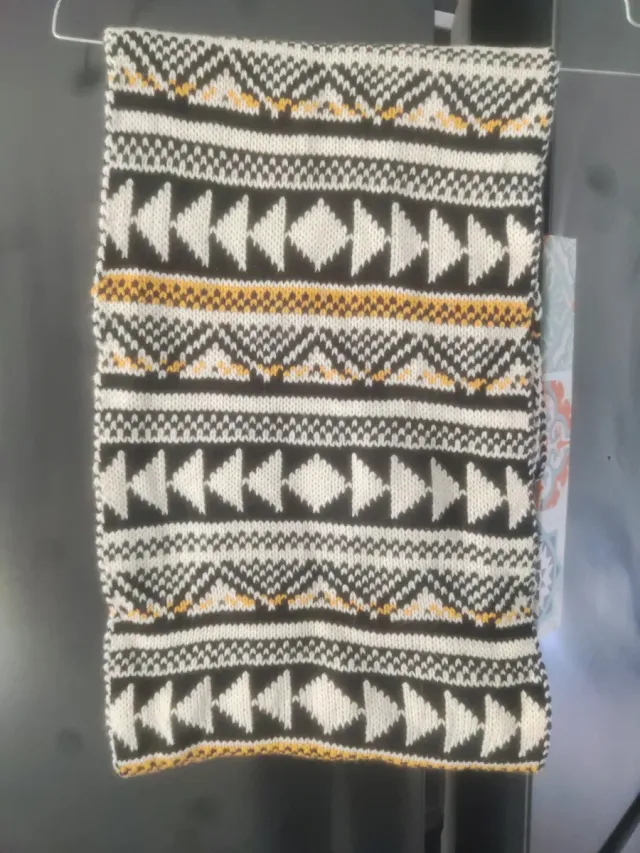 Bufanda tejida geométrica