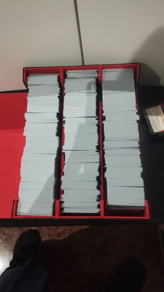 Caja roja con 2.500 cartas MTG comunes e infres.