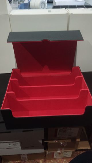 Caja roja con 2.500 cartas MTG comunes e infres.