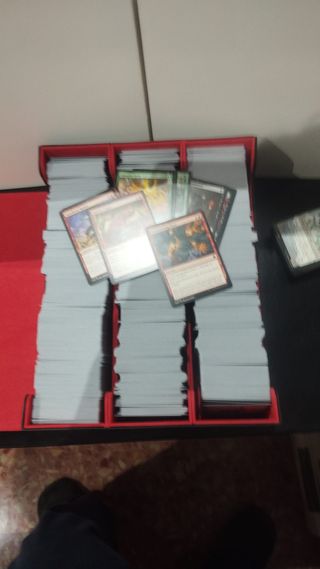 Caja roja con 2.500 cartas MTG comunes e infres.
