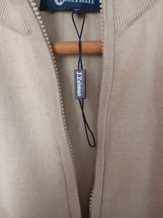 Chaqueta bomber beige con cremallera