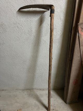 Guadaña antigua de metal y madera