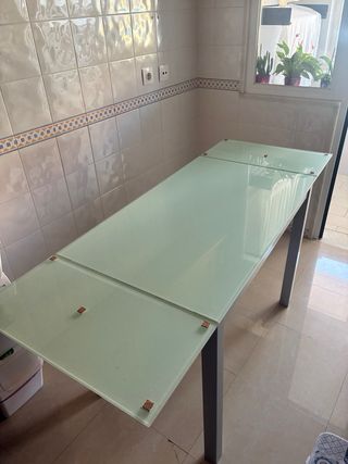 Mesa de cozinha extensível em vidro e metal