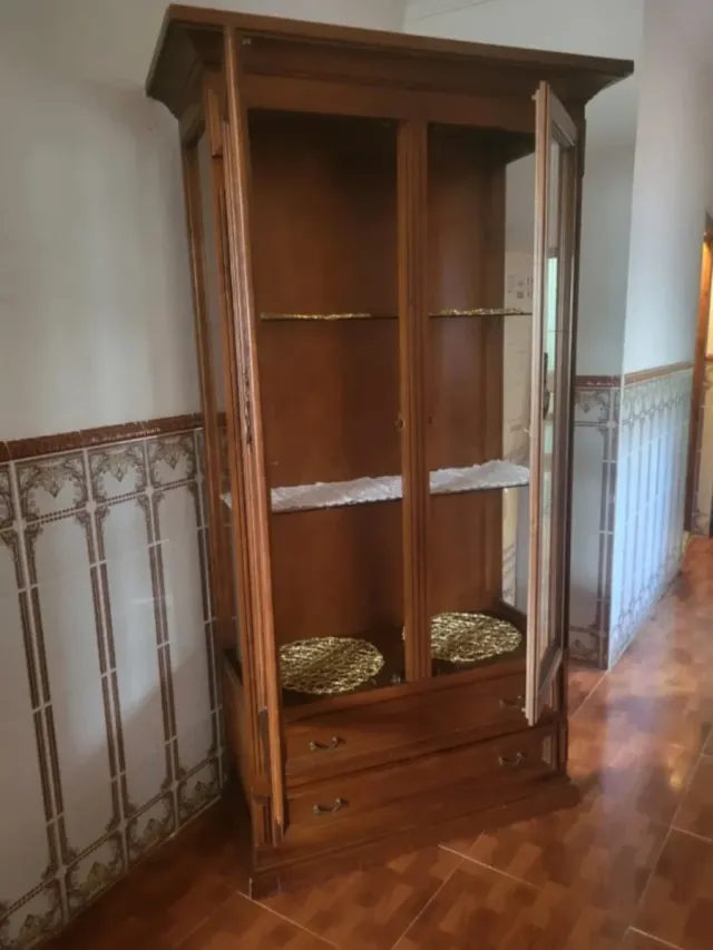 Armario de madera con puertas de cristal