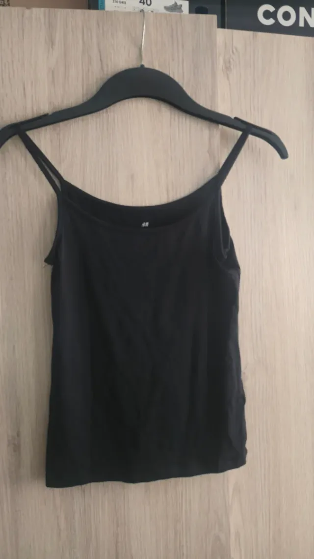 Camiseta tirantes H&M negra.