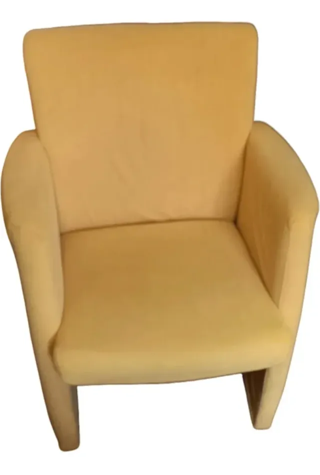 Sillón amarillo de tela