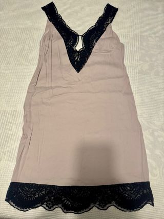 Vestido lencero con encaje negro