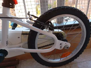 Bicicleta infantil Btwin con ruedines