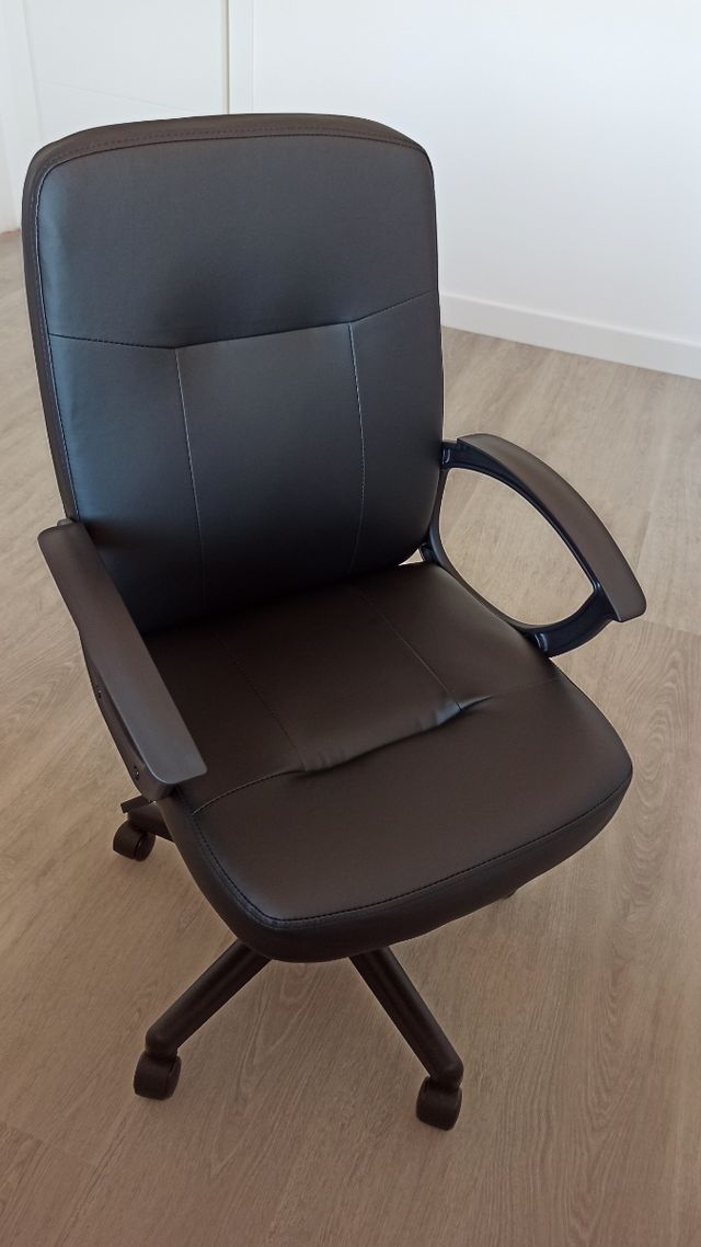 Silla de oficina acolchada negra