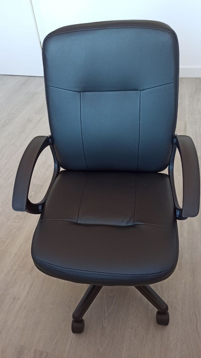 Silla de oficina acolchada negra