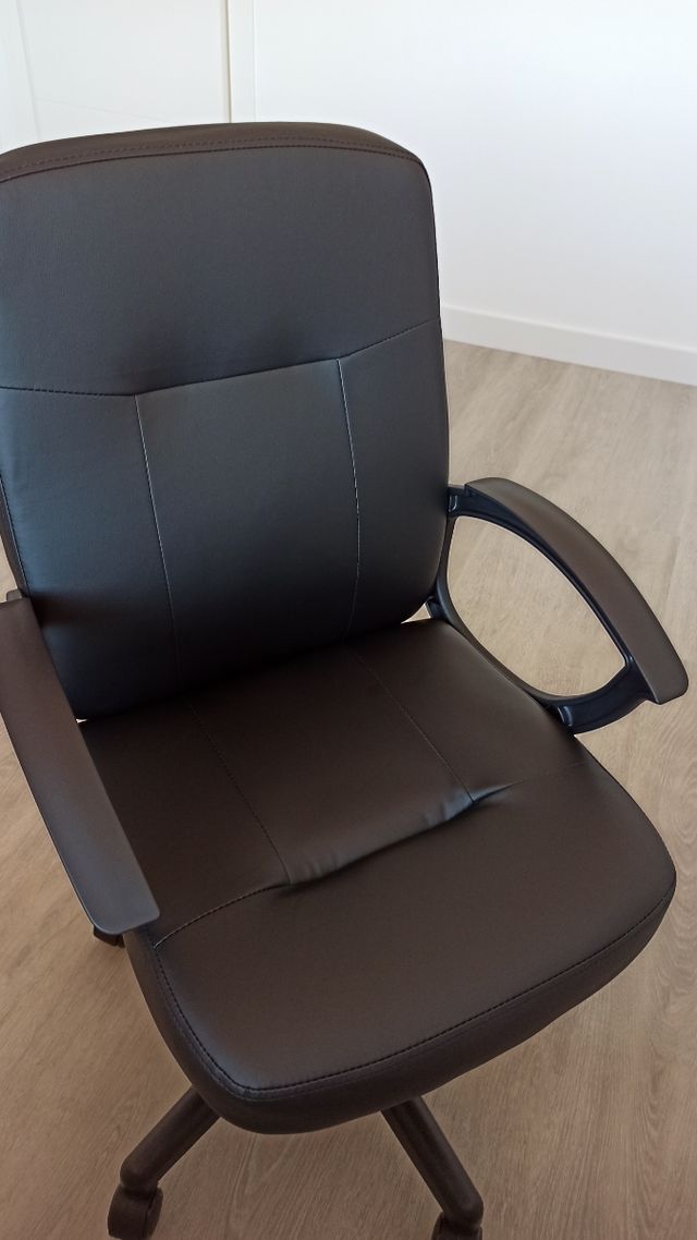 Silla de oficina acolchada negra