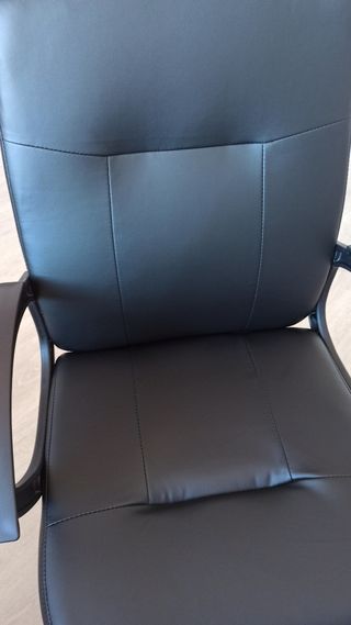 Silla de oficina acolchada negra