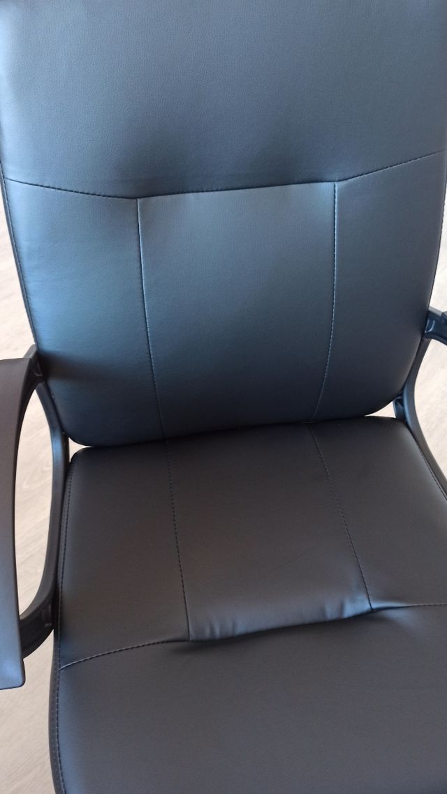 Silla de oficina acolchada negra