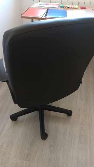 Silla de oficina acolchada negra