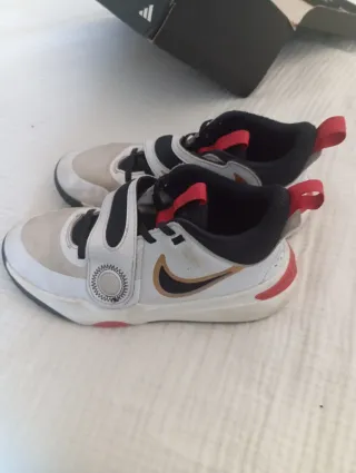 Zapatillas Nike modelo team hustle d 11 Talla 37.5