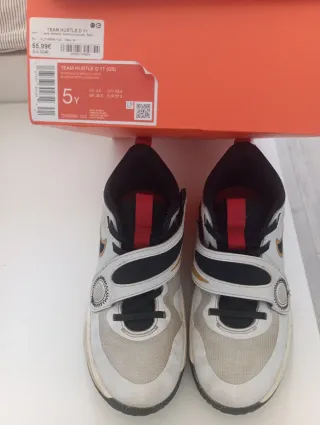 Zapatillas Nike modelo team hustle d 11 Talla 37.5