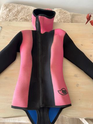 Traje de neopreno con capucha rosa y negro