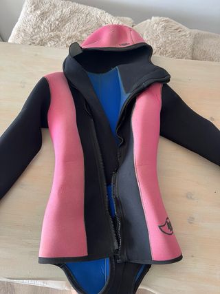 Traje de neopreno con capucha rosa y negro