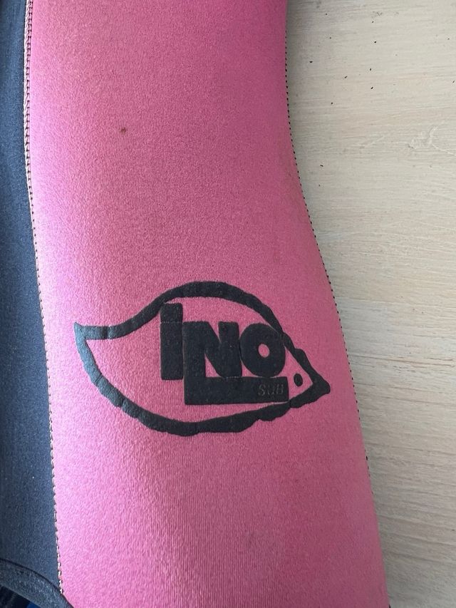 Traje de neopreno con capucha rosa y negro