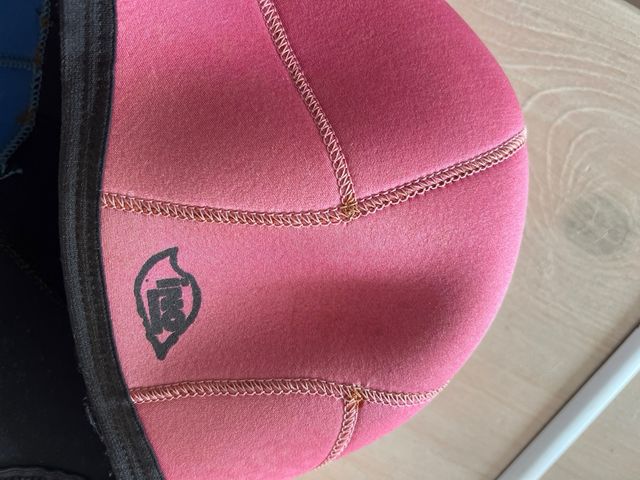 Traje de neopreno con capucha rosa y negro