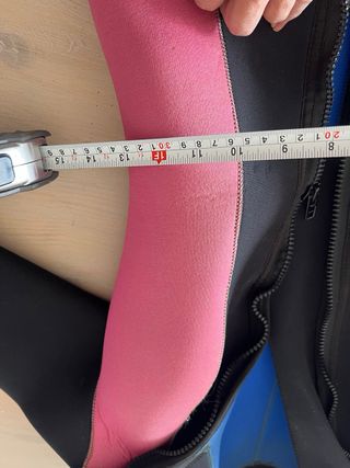 Traje de neopreno con capucha rosa y negro