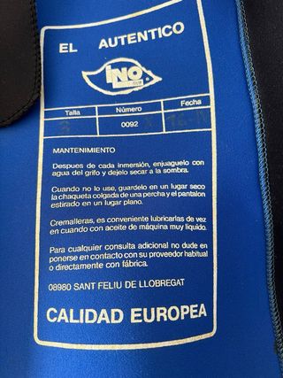 Traje de neopreno con capucha rosa y negro