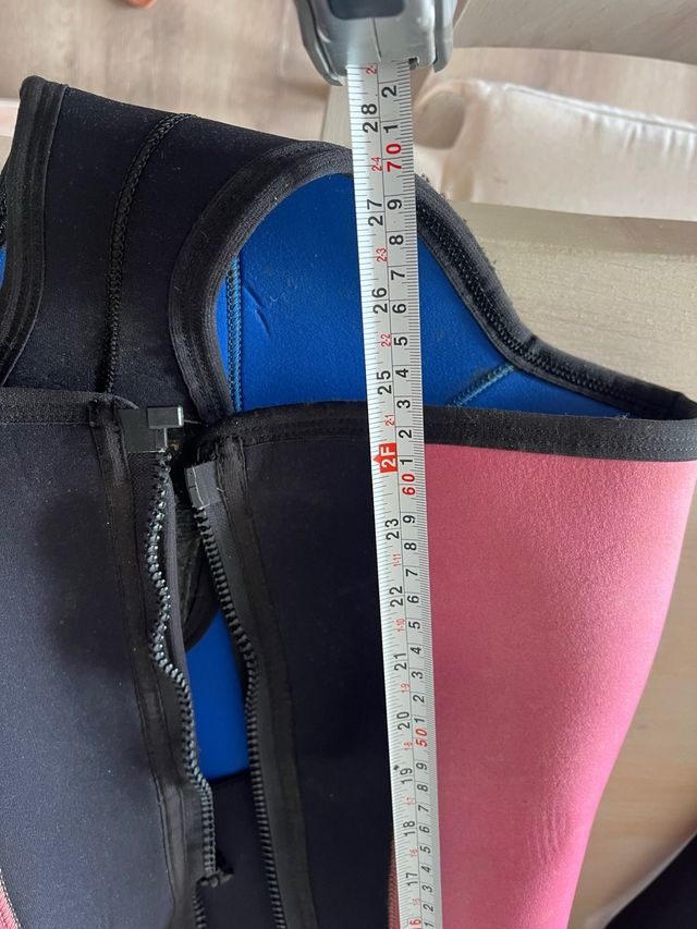 Traje de neopreno con capucha rosa y negro