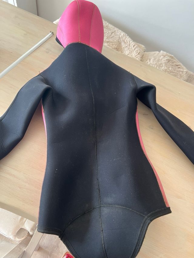 Traje de neopreno con capucha rosa y negro