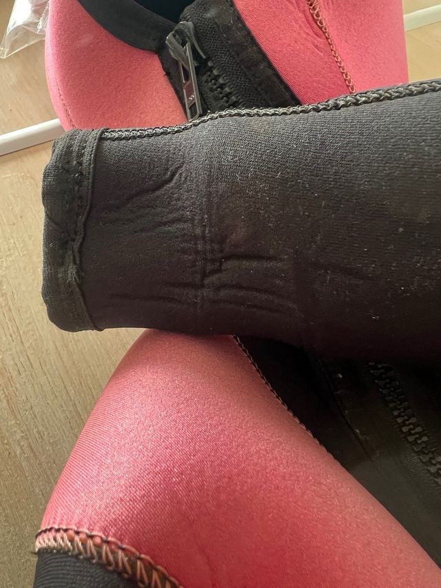 Traje de neopreno con capucha rosa y negro